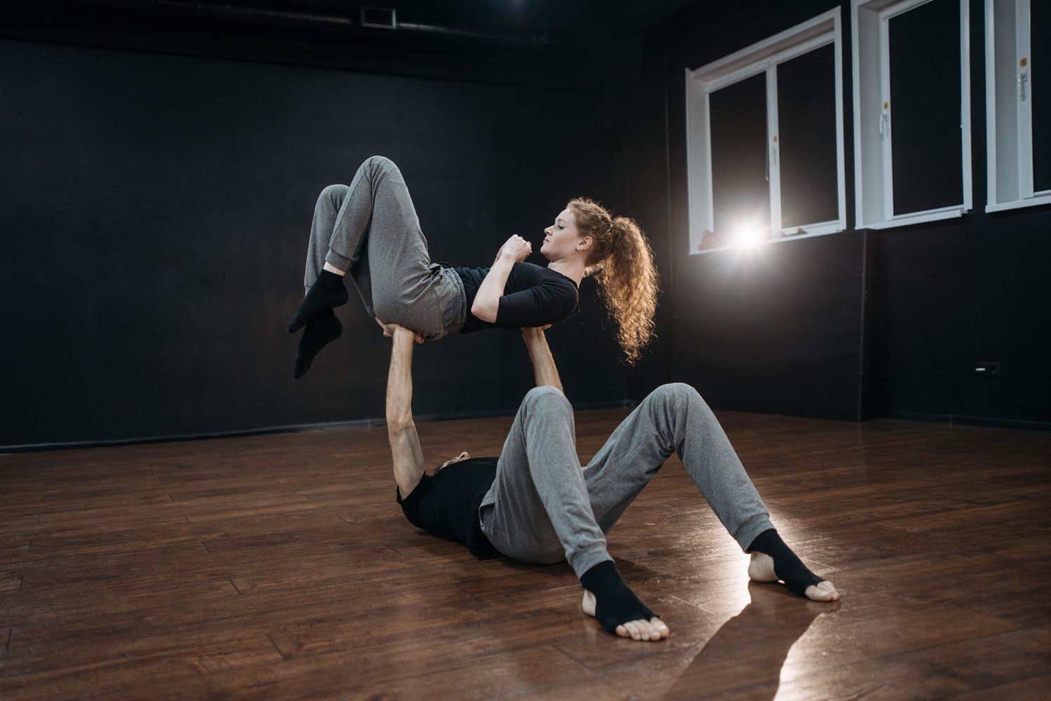 Porté acrobatique entre deux danseurs en studio