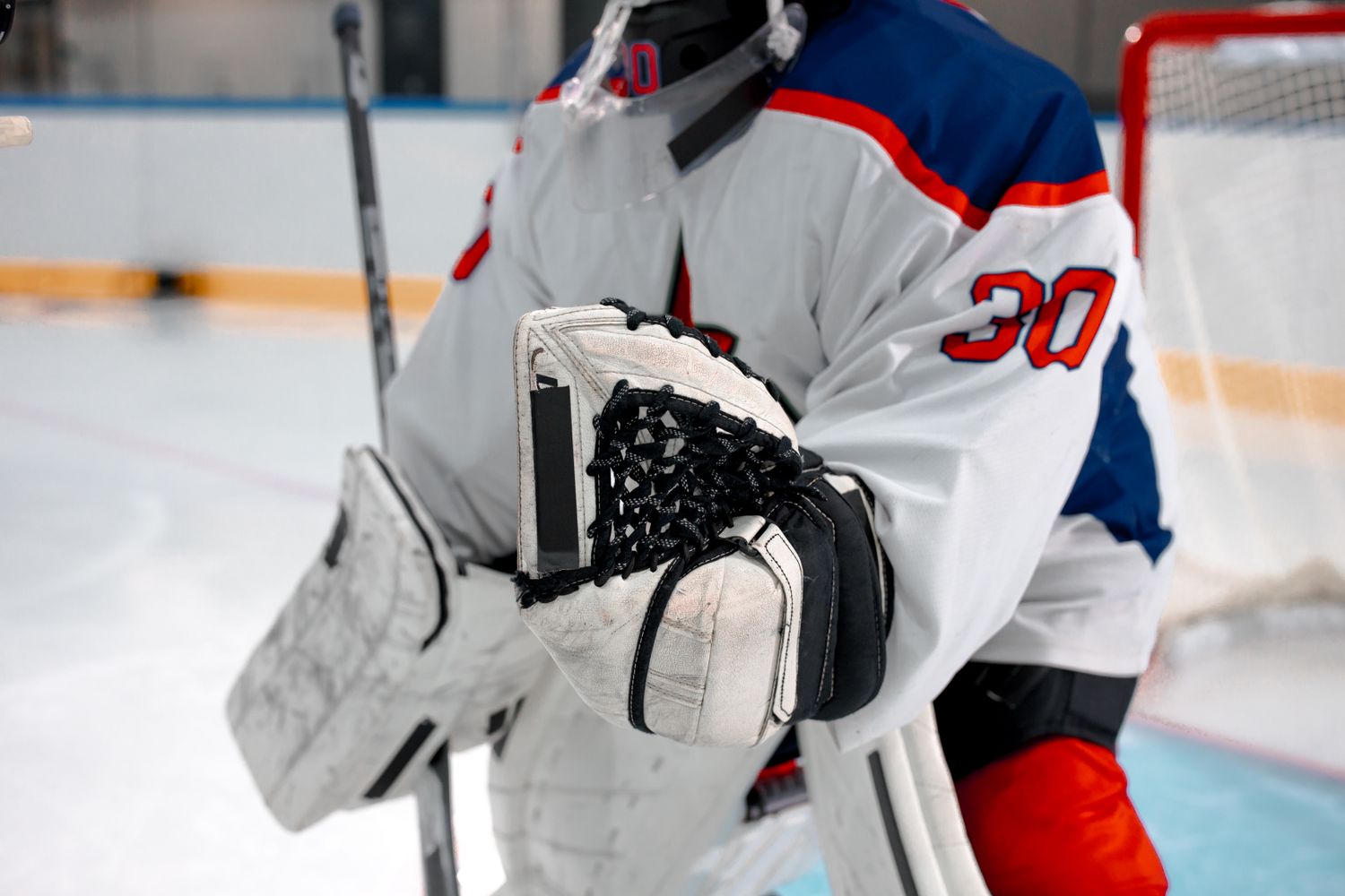 Gardien de hockey sur glace, gant et bouclier en position