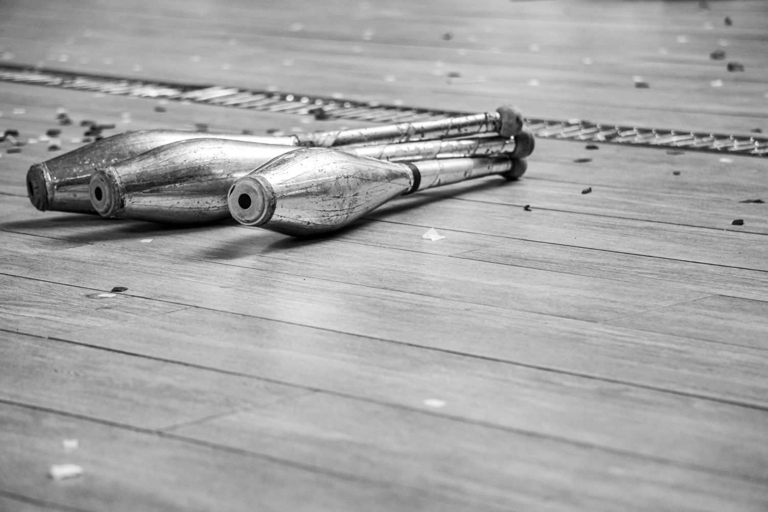 Massues de jonglage posées sur un plancher