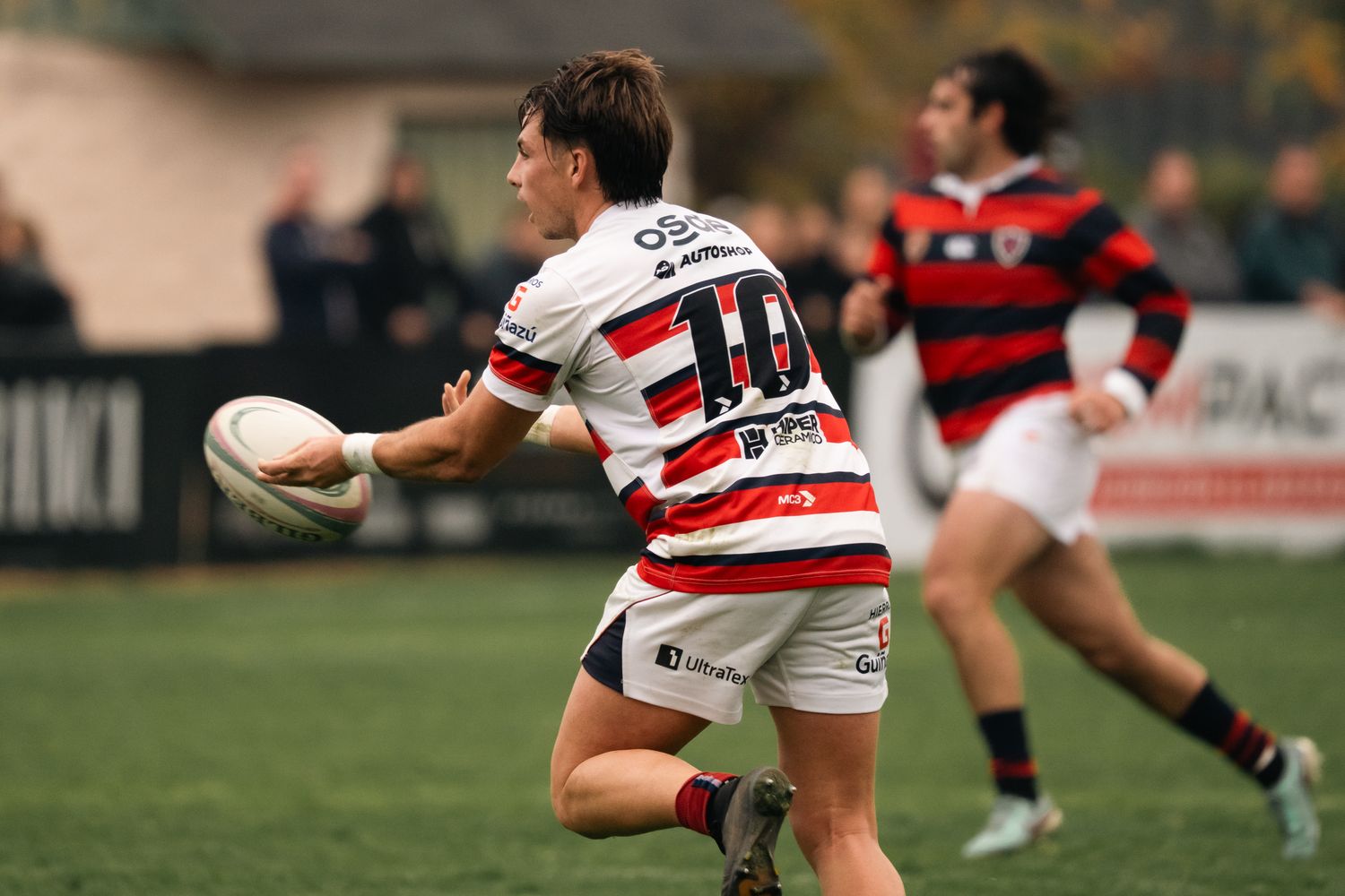 Joueur de rugby portant le ballon en main