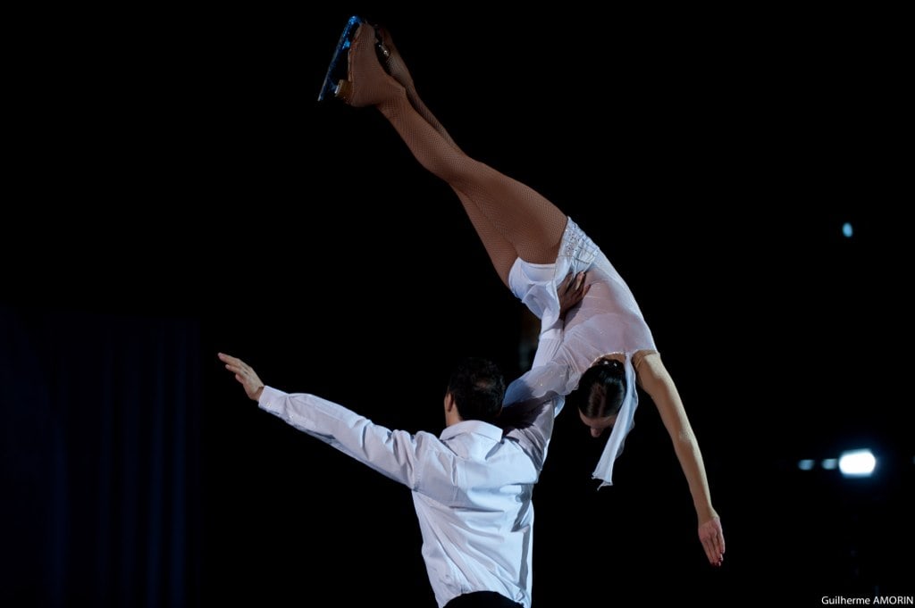Porté acrobatique sur glace en pleine figure